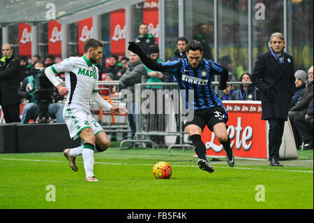 Mailand, Italien. 10. Januar 2016. Danilo D'Ambrosio von Inter Mailand schneidet im Inneren seine Markierung in der italienischen Serie ein League Fußballspiel zwischen Inter Mailand und Sassuolo Calcio am San Siro Stadion in Mailand, Italien. Sassuolo schockiert Inter mit einem 0: 1 Sieg von zu Hause weg. © Aktion Plus Sport/Alamy Live-Nachrichten Stockfoto