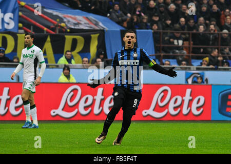 Mailand, Italien. 10. Januar 2016. Mauro Icardi Inter Mailand Schreie als seine verfehlt nur knapp in der italienischen Serie ein League Fußballspiel zwischen Inter Mailand und Sassuolo Calcio am San Siro Stadion in Mailand, Italien. Sassuolo schockiert Inter mit einem 0: 1 Sieg von zu Hause weg. © Aktion Plus Sport/Alamy Live-Nachrichten Stockfoto