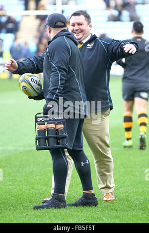 Ricoh Arena in Coventry, UK. 10. Januar 2016. Aviva Premiership. Wespen im Vergleich zu Worcester. Wespen Director of Rugby Dai Young findet die Warm-up vor dem Spiel-Session. © Aktion Plus Sport/Alamy Live-Nachrichten Stockfoto