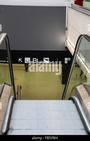 Vom internationalen Flughafen Zürich Rolltreppe und Zeichen für Reisende. Stockfoto