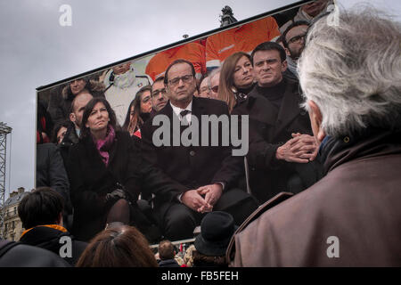 Paris, Frankreich. 10. Januar 2016. Ein Bildschirm zeigt (L-R) Paris Bürgermeister Anne Hidalgo, der französische Präsident Francois Hollande, französischer Premierminister Manuel Valls Teilnahme an eine nationale Hommage an die Opfer des Terrors in Paris, Hauptstadt von Frankreich, am 10. Januar 2016. Hunderte von französischen Menschen versammelten sich am Platz Republik im östlichen Paris in einer nationalen Hommage an die 147 Opfer getötet in separaten Angriffe im Januar und November 2015 teilnehmen. Bildnachweis: Xavier de Torres/Xinhua/Alamy Live News Stockfoto