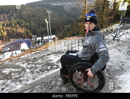 Ehemaliger US-Skispringer Nick Fairall macht seinen Weg über das Basislager der Sportler in seinem Rollstuhl an den Skisprung-Weltcup in Willingen, Deutschland, 10. Januar 2016. Fairall erlitt eine Fraktur, seine Lendenwirbelsäule letztes Jahr bei einem Sturz in der Qualifikation der letzten Veranstaltung der Vierschanzentournee in Bischofshofen, Österreich. Foto: ARNE DEDERT/dpa Stockfoto