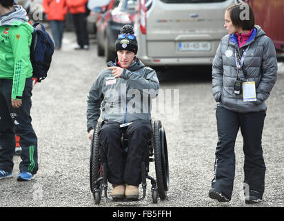 Ehemaliger US-Skispringer Nick Fairall (C) macht seinen Weg über das Basislager der Sportler in seinem Rollstuhl an den Skisprung-Weltcup in Willingen, Deutschland, 10. Januar 2016. Fairall erlitt eine Fraktur, seine Lendenwirbelsäule letztes Jahr bei einem Sturz in der Qualifikation der letzten Veranstaltung der Vierschanzentournee in Bischofshofen, Österreich. Foto: ARNE DEDERT/dpa Stockfoto