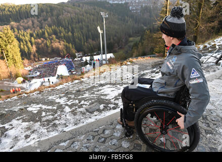 Willingen Sie, Deutschland. 10. Januar 2016. Ehemaliger US-Skispringer Nick Fairall sitzt in seinem Rollstuhl in der Nähe der Anlauf der Muehlenkopf Schanze am Skisprung-Weltcup in Willingen, Deutschland, 10. Januar 2016. Fairall erlitt eine Fraktur, seine Lendenwirbelsäule letztes Jahr bei einem Sturz in der Qualifikation der letzten Veranstaltung der Vierschanzentournee in Bischofshofen, Österreich. Foto: ARNE DEDERT/Dpa/Alamy Live-Nachrichten Stockfoto