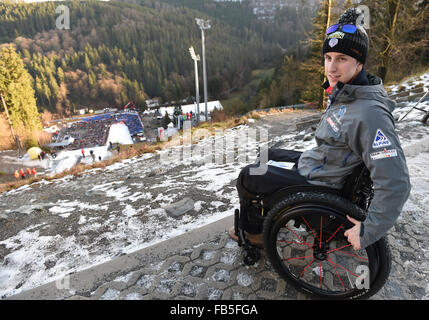 Willingen Sie, Deutschland. 10. Januar 2016. Ehemaliger US-Skispringer Nick Fairall sitzt in seinem Rollstuhl in der Nähe der Anlauf der Muehlenkopf Schanze am Skisprung-Weltcup in Willingen, Deutschland, 10. Januar 2016. Fairall erlitt eine Fraktur, seine Lendenwirbelsäule letztes Jahr bei einem Sturz in der Qualifikation der letzten Veranstaltung der Vierschanzentournee in Bischofshofen, Österreich. Foto: ARNE DEDERT/Dpa/Alamy Live-Nachrichten Stockfoto