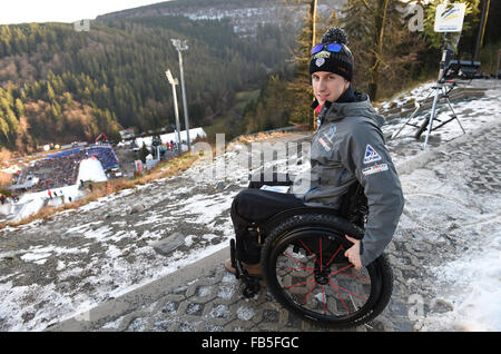 Willingen Sie, Deutschland. 10. Januar 2016. Ehemaliger US-Skispringer Nick Fairall sitzt in seinem Rollstuhl in der Nähe der Anlauf der Muehlenkopf Schanze am Skisprung-Weltcup in Willingen, Deutschland, 10. Januar 2016. Fairall erlitt eine Fraktur, seine Lendenwirbelsäule letztes Jahr bei einem Sturz in der Qualifikation der letzten Veranstaltung der Vierschanzentournee in Bischofshofen, Österreich. Foto: ARNE DEDERT/Dpa/Alamy Live-Nachrichten Stockfoto