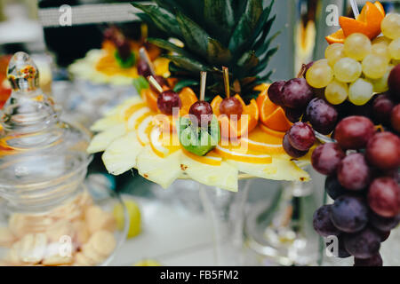 Buffet mit tropischen Früchten Stockfoto
