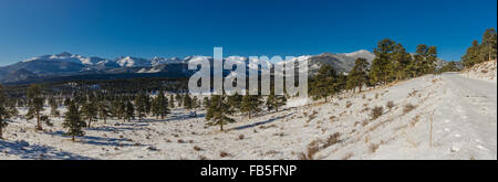 Eine Panorama-Aufnahme von Schnee bedeckt mit Schnee bedeckten Berge in Colorado Stockfoto