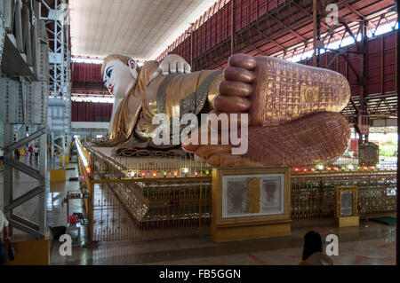 65m langen liegenden Buddha-Statue bei Chauk Htat Gyi Pagode, Yangon, Myanmar. Stockfoto