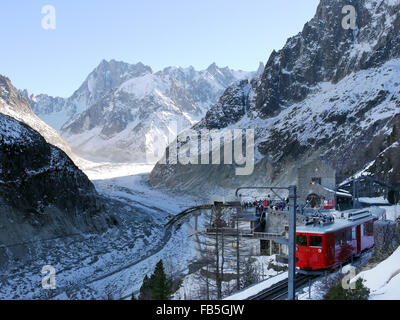 Montenvers Zug klettert auf den Gletscher Mer de Glace in Chamonix Frankreich Stockfoto