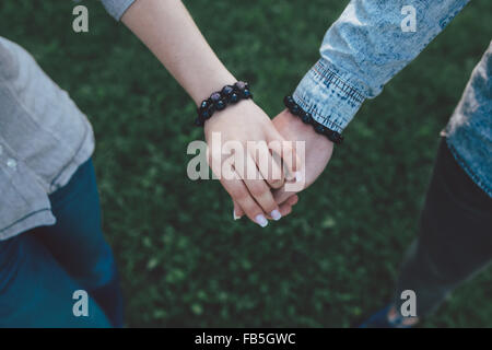 Glückliches Paar Hand in Hand Stockfoto