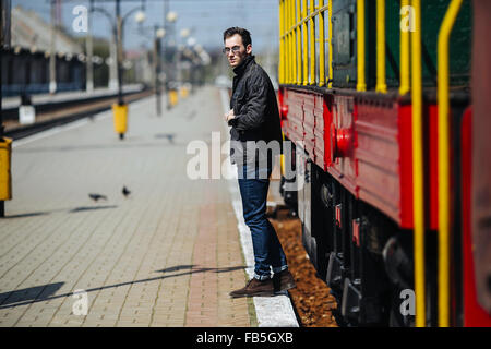 Zuversichtlich Mann posiert in Selvedge-jeans Stockfoto