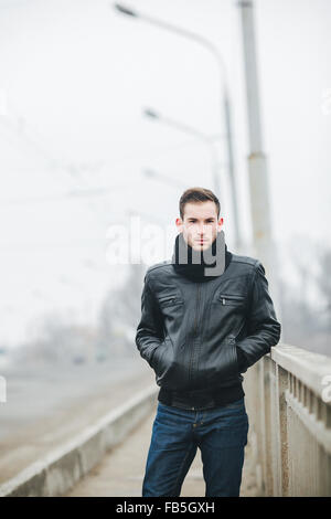 Zuversichtlich Mann posiert in Selvedge-jeans Stockfoto