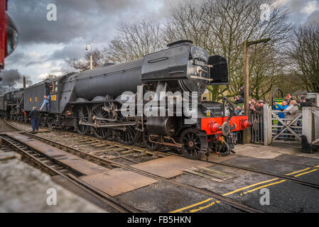 Die neu restaurierte Flying Scotsman Lok am Ramsbottom auf der East Lancashire Railway geprüft. Stockfoto