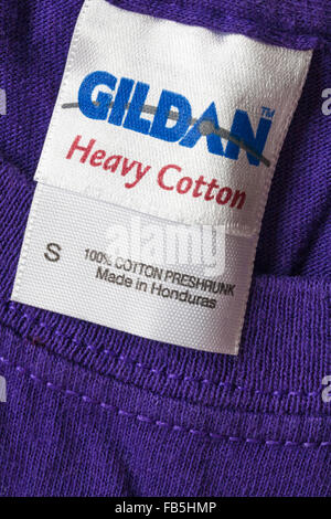 Gildan Heavy Baumwolle in Honduras label in t-shirt in der UK Vereinigtes Königreich, Großbritannien verkauft. Stockfoto