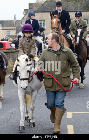 Neujahr Fuchsjagd in Cotswold Dorf von Stow auf die würde England Stockfoto