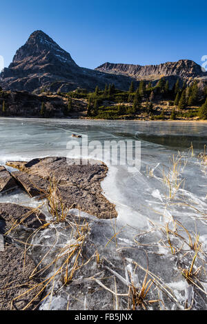 Colbricon gefrorener See in der Nähe von Passo Rolle. Wintersaison. Trentino. Italienische Alpen. Europa Stockfoto