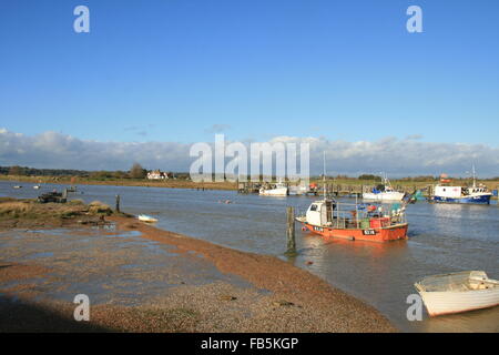 FLUSS UND BOOTE IM HAFEN DORF VON ROGGEN IN EAST SUSSEX Stockfoto