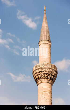 Ein Blick auf eines der Beyazit Camii Moschee Minarette gegen einen blauen Himmel in der türkischen Stadt Istanbul. Stockfoto