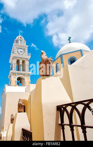 Die katholische Kathedrale in der Hauptstadt Fira auf der griechischen Insel Santorin gelegen. Stockfoto