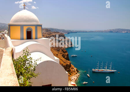 Ein Bild von der Santorini Hauptort Fira mit Wahrzeichen Kirche im Vordergrund mit Blick auf die Caldera. Stockfoto