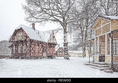 Eine schneebedeckte Haus befindet sich am Ramlosa Brunnspark am Stadtrand von Helsingborg in Schweden. Stockfoto