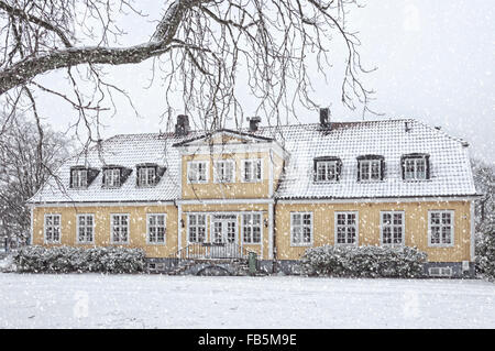 Eine schneebedeckte Haus befindet sich am Ramlosa Brunnspark am Stadtrand von Helsingborg in Schweden. Stockfoto