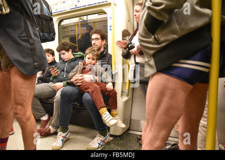 London, UK. 10. Januar 2016. Keine Hose Tube Ride 2016 entfernen Reisende ihre Hosen auf London Tube Stockfoto