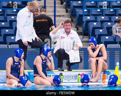 Belgrad, Serbien. 10. Januar 2016. LEN europäischen Wasserball Meisterschaft 2016 Niederlande NED (weiß) Vs Ungarn HUN (blau) Frauen Team Ungarn Kombank Arena, Belgrad, Serbien Day01 01.10.2016 Credit: Insidefoto/Alamy Live-Nachrichten Stockfoto