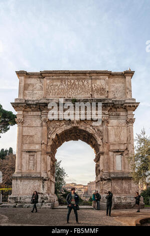 Rom, Italien-Januar 07, 2014: eine Anzahl von Touristen posieren für Fotos von der Titus-Bogen auf dem Forum Romanum in Rom gelegen. Stockfoto