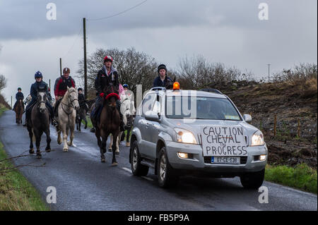 Drimoleague, Irland. 10. Januar 2016. Das Sicherheit Auto Heads-up der Reiter während der Drimoleague zu Drinagh Cheval. Das Cheval wurde abgehalten, um Spendengelder für COPE-Stiftung. Bildnachweis: Andy Gibson/Alamy Live-Nachrichten Stockfoto