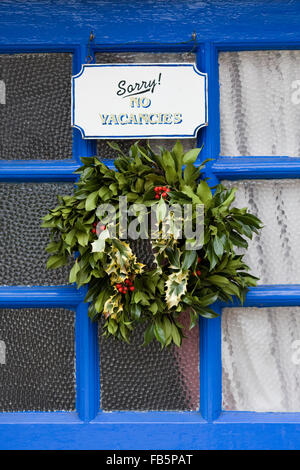 Ein Adventskranz auf einer Haustür Stockfoto