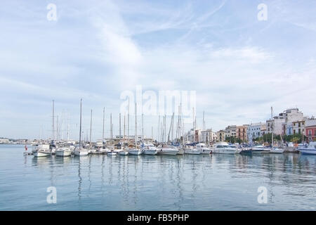 Ibiza-Hafen mit festgemachten Segelbooten, Yachten und Fähren Stockfoto