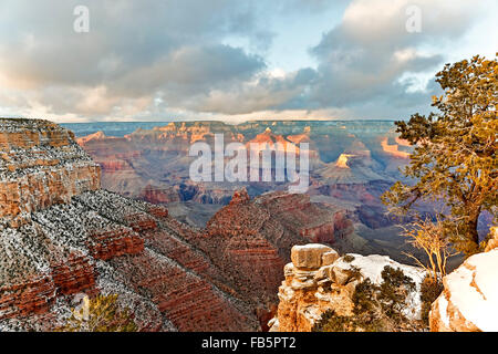 Verschneiten Klippen und Schluchten von Rim Trail im Village, Grand Canyon National Park, Arizona USA Stockfoto