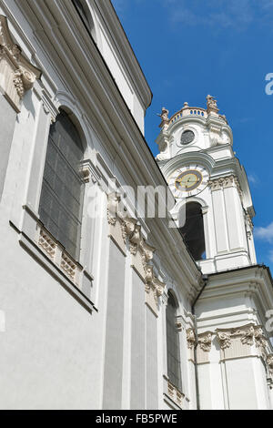 Universitätskirche (Kollegienkirche) Uhrturm in Salzburg, Österreich Stockfoto