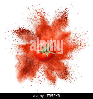 Tomaten mit roten Pulver-Explosion isoliert auf weißem Hintergrund Stockfoto
