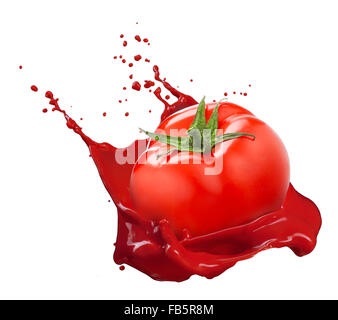 Rote Tomate mit Saft Spritzer isoliert auf weißem Hintergrund Stockfoto