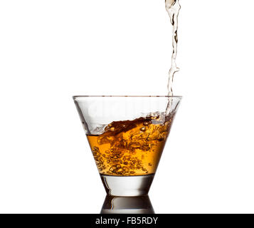 Whisky wird in ein Glas gegossen Stockfoto