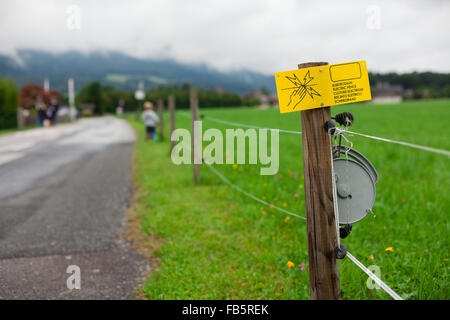 Gefahr - Elektrozaun Zeichen (flachen DOF). Stockfoto