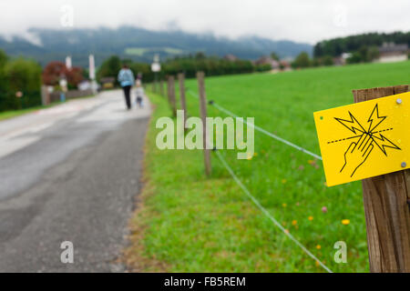 Gefahr - Elektrozaun Zeichen (flachen DOF). Stockfoto