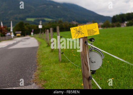 Gefahr - Elektrozaun Zeichen (flachen DOF). Stockfoto