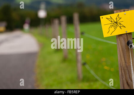 Gefahr - Elektrozaun Zeichen (flachen DOF). Stockfoto