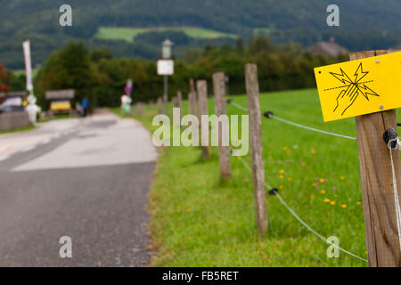 Gefahr - Elektrozaun Zeichen (flachen DOF). Stockfoto