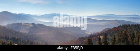 Morgennebel im Gebirge. Sonnenaufgang und Herbst Nebel über die Hügel. Ukraine-Karpaten Stockfoto