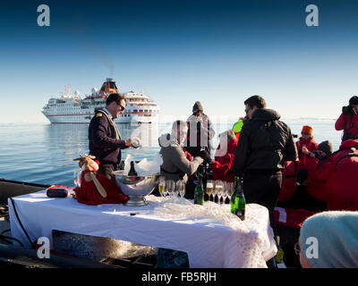 Antarktis, Weddellmeer, Antarktis Kreuzfahrt, MS Hanseatic Tierkreis mobile bar mit Champagner Stockfoto