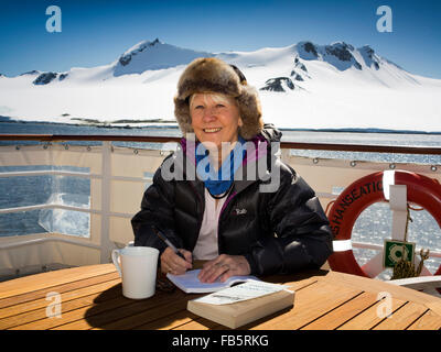 Antarktis, Süd-Orkney-Inseln, touristische schreiben auf dem hinteren Deck der MS Hanseatic vertäut Laurie Insel Küste Stockfoto