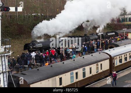 Bury, Lancashire. 10. Januar 2016. Flying Scotsman, die berühmten britischen Dampflok Baujahr 1923, neu aus der Riley und Sohnes Engineering arbeiten nach ihrer £ 4,2 Millionen neu zu erstellen, setzt seine Probeläufe auf die East Lancashire Railway in Bury, beobachtet von Hunderten von Bahn-Enthusiasten. Der Motor hat noch in seiner Kriegszeit schwarzen Livree, weitere Probeläufe in Bury nächste Woche vor einer hohen Geschwindigkeit laufen auf der West Coast Main Line. Bildnachweis: Joseph Clemson 1/Alamy Live News Stockfoto