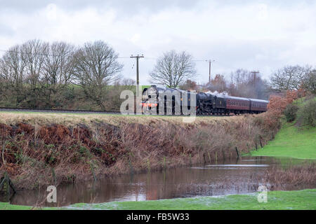 Bury, Lancashire, UK. 10. Januar 2016. Flying Scotsman schließt erste Wochenende des Personenverkehrs auf die East Lancashire Railway. Am Samstag waren mit dem Motor läuft bis zu eine Stunde Verspätung aufgrund von Problemen eine weitere Dampflok auf der Strecke Verzögerungen. Massen an allen Stationen zu sehen, die bekannte herauskam Lok. Bildnachweis: Licht-Phase Fotografie/Alamy Live-Nachrichten Stockfoto