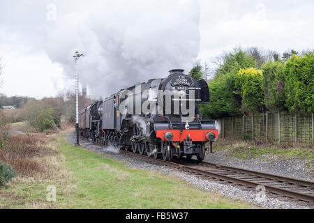 Bury, Lancashire, UK. 10. Januar 2016. Flying Scotsman schließt erste Wochenende des Personenverkehrs auf die East Lancashire Railway. Am Samstag waren mit dem Motor läuft bis zu eine Stunde Verspätung aufgrund von Problemen eine weitere Dampflok auf der Strecke Verzögerungen. Massen an allen Stationen zu sehen, die bekannte herauskam Lok. Bildnachweis: Licht-Phase Fotografie/Alamy Live-Nachrichten Stockfoto