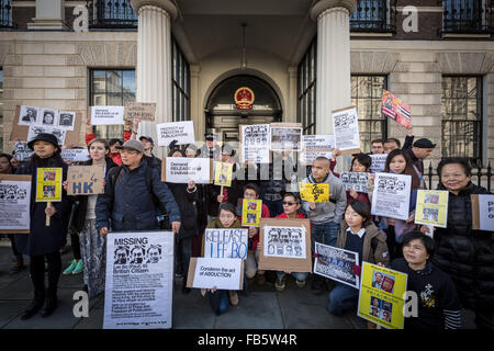 London, Großbritannien. 10. Januar, 2016. Demonstranten vor der chinesischen Botschaft in London, Hong Kongers China Regierung der grenzüberschreitenden Kindesentführung und Verschwinden von Co - Inhaber und Mitarbeiter von einer Buchhandlung in Hongkong, die politisch sensible verkauft Bücher kritische der Chinesischen Kommunistischen Partei leader Credit zu verurteilen: Guy Corbishley/Alamy leben Nachrichten Stockfoto